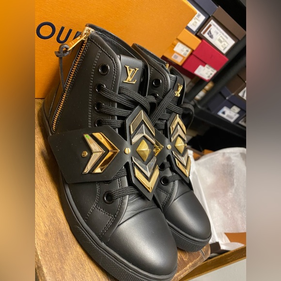 Louis Vuitton Sneaker - Picture 2 of 2